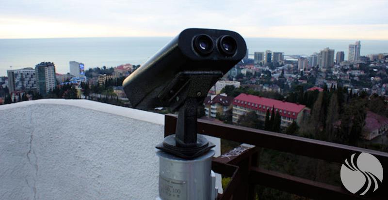 观景台上的双筒望远镜.png