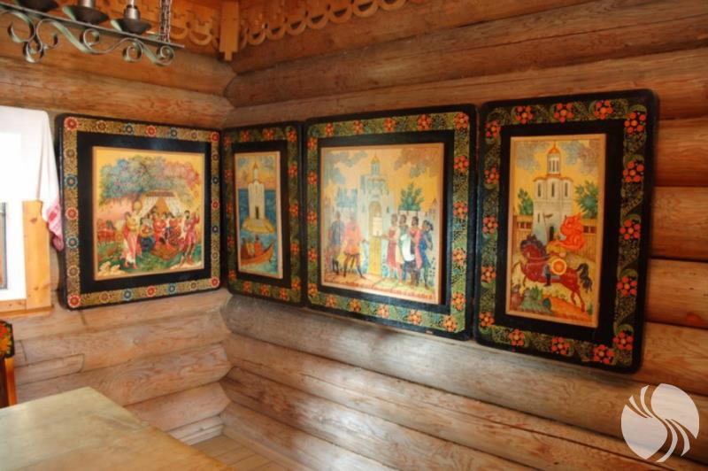 庭院的墙壁装饰有谢皮耶夫大师的宏伟的高贵木雕板-“春天”和“狒狒”。.png