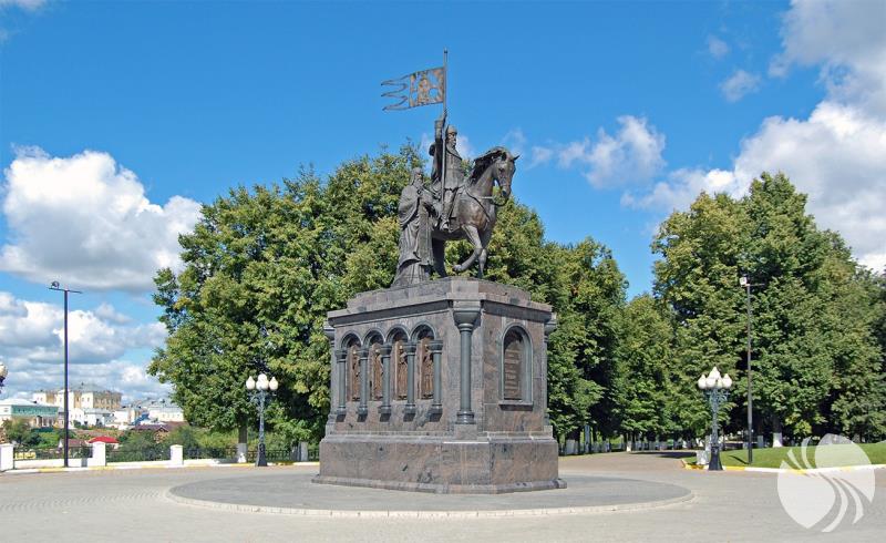 弗拉基米尔圣菲奥多的纪念碑，是古俄罗斯杰出的政治家和军事家。（身旁站着的是一位圣者）.jpg
